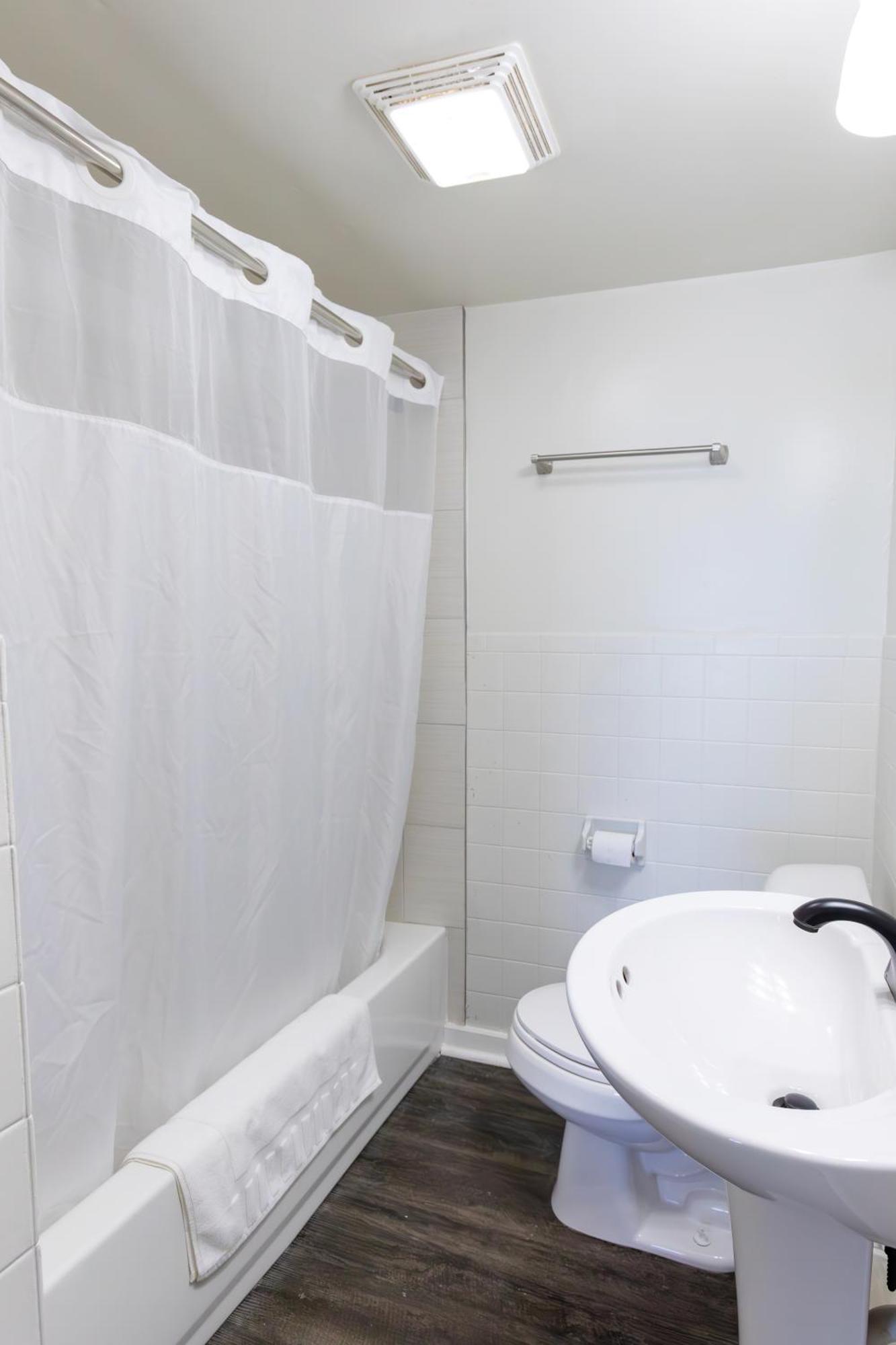 Anchor Bay Inn And Suites Sandusky Δωμάτιο φωτογραφία